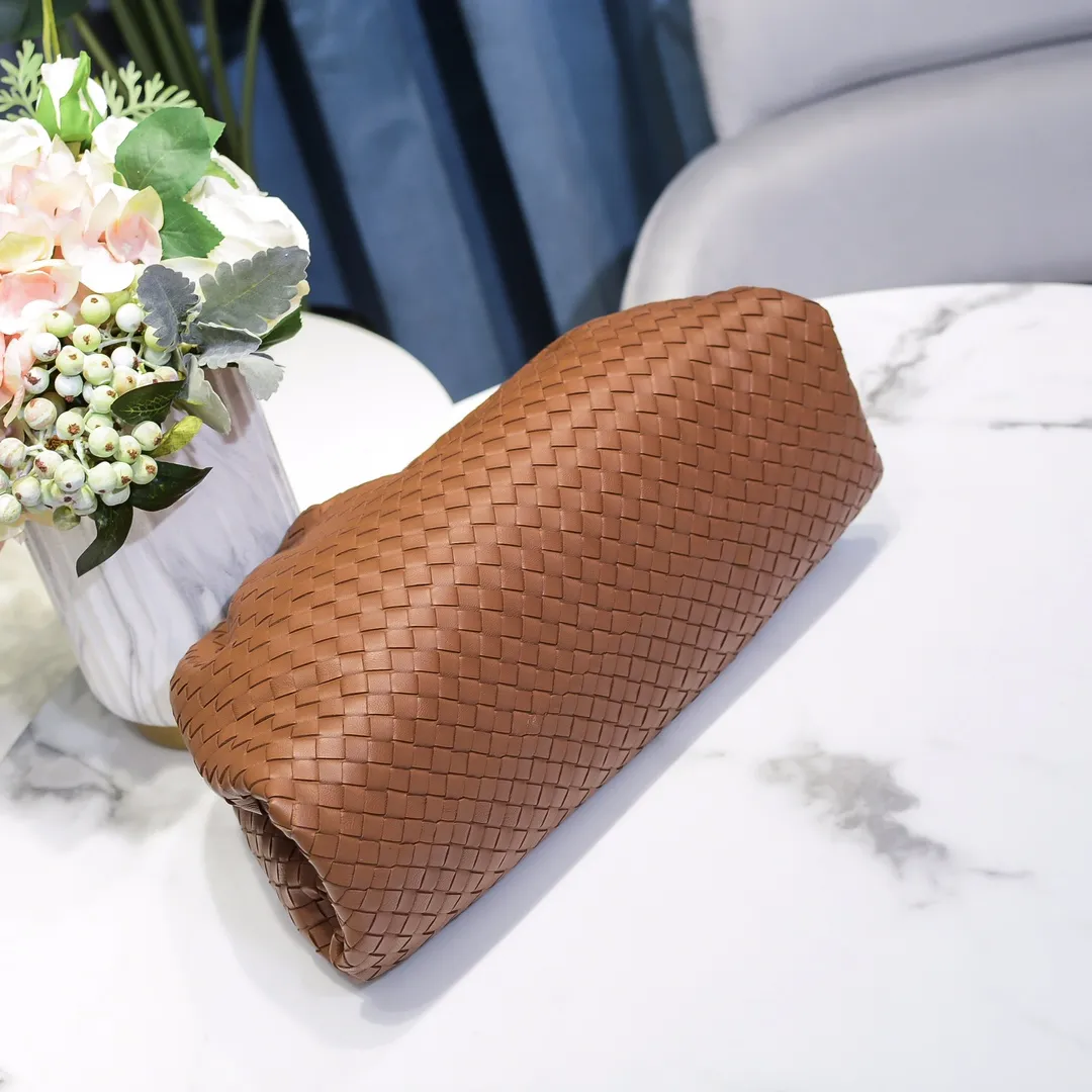 Real shot🔥🔥The counterattack of the popular Bottega Veneta started with this series of cloud bags, which went viral in the fashion circle and started a craze! Out of stock, out of stock, out of stock... One piece is hard to find, super hard to buy, regardless of age, season, or occasion. Very classy. Really, if you carry this on the road, it will turn heads! This is also the reason why this series is so expensive. Large size: 38*20*8.5cm [Big Cloud Weaving]